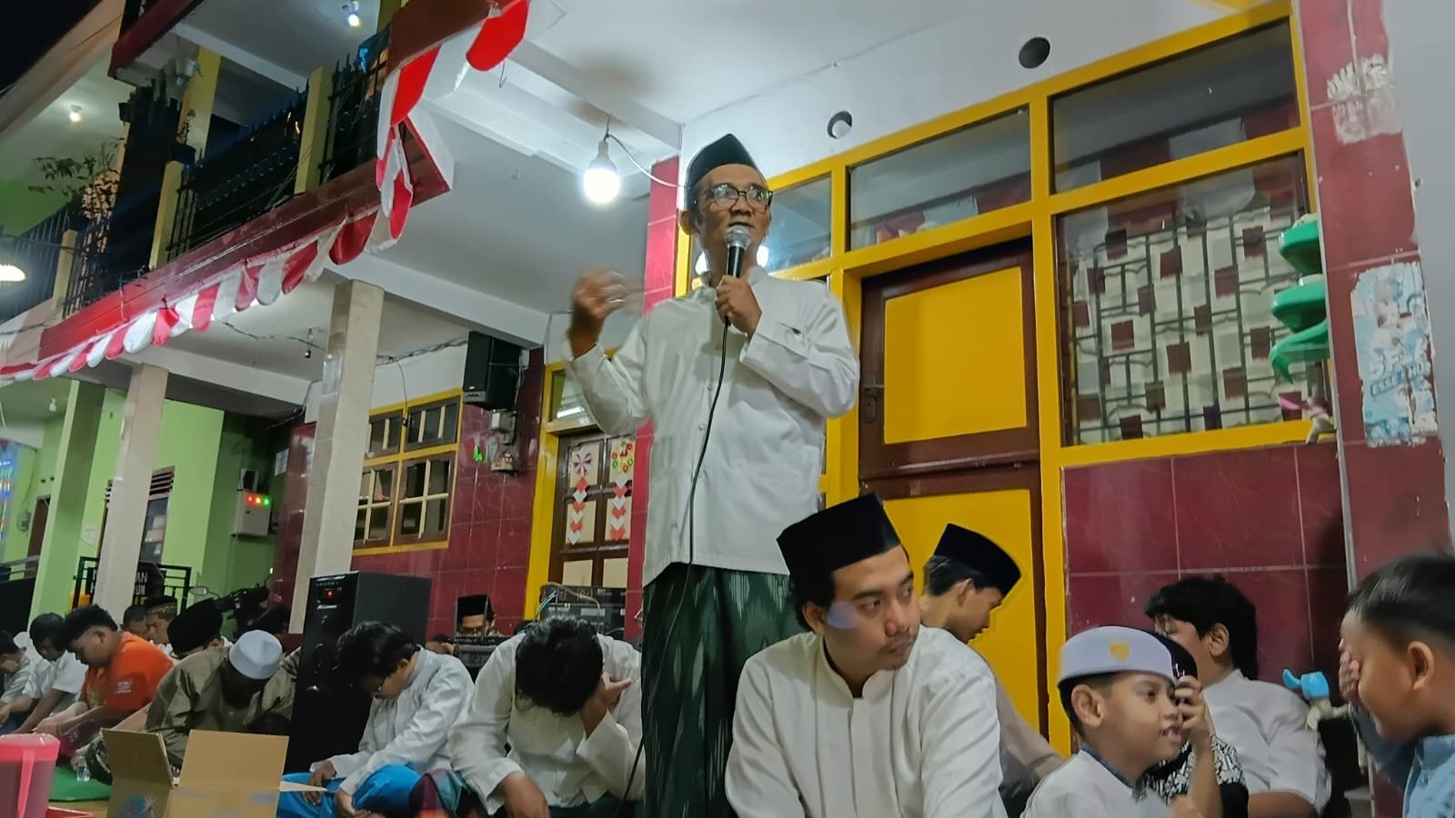 Ustaz Imam Ghozali, Ketua RT 8/RW 3 tausiyah memperingati Maulid Nabi Muhammad SAW.