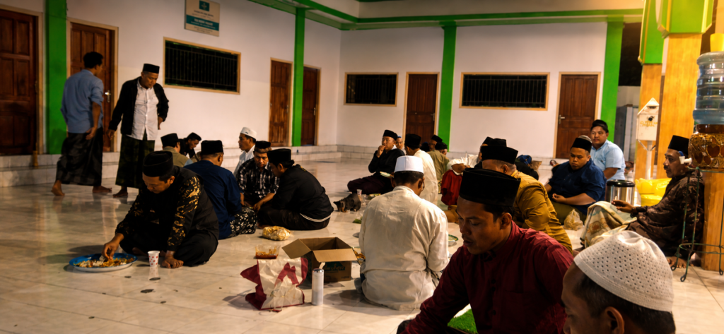 11.000 sholawat telah dilantunkan, doa telah dipanjatkan, dan Baria’an menjadi penutup penuh keakraban.