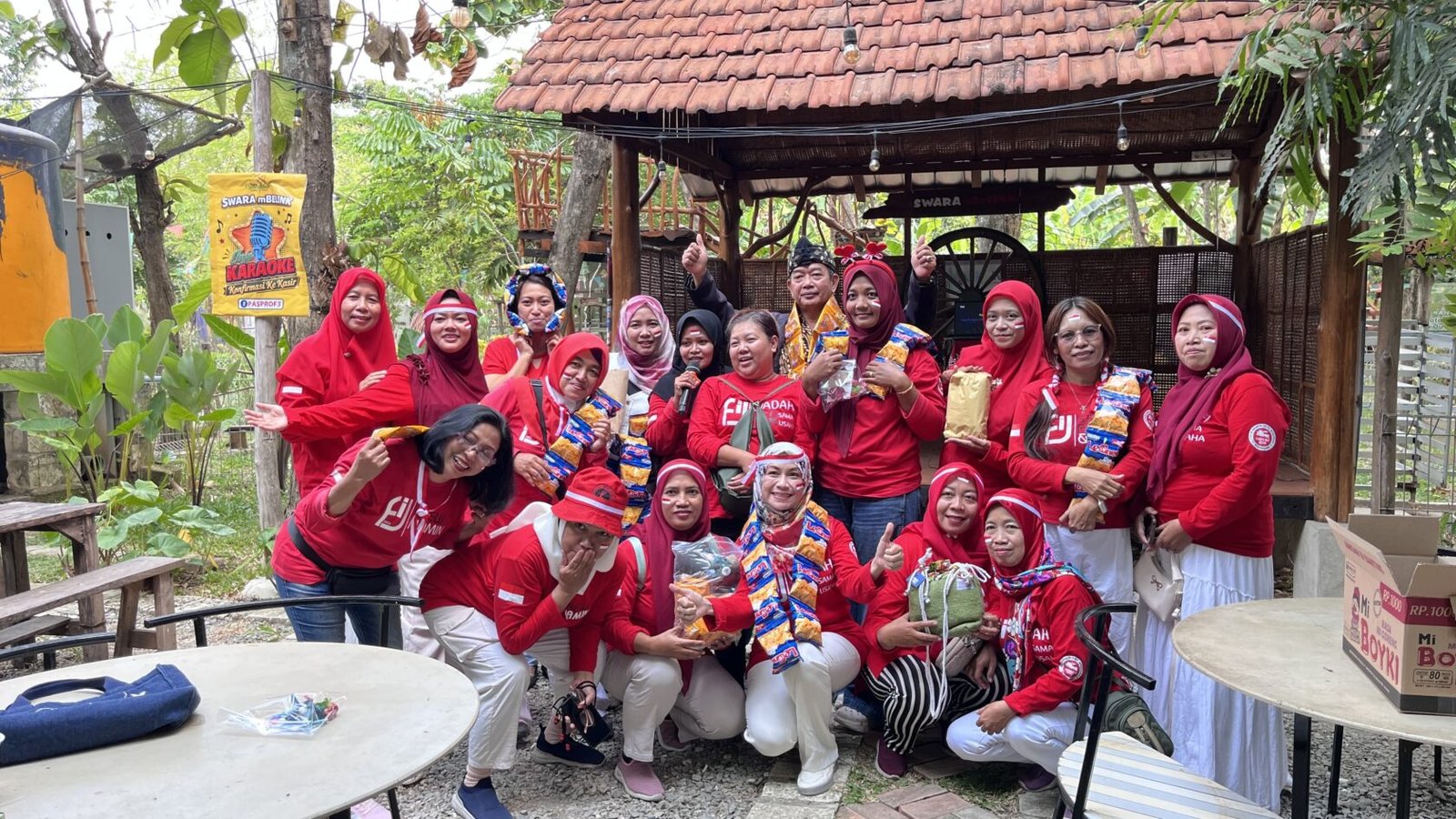 Keceriaan dan kekompakan anggota FIJ Bojonegoro dalam balutan nuansa merah putih saat merayakan momen Agustusan lewat fun games bersama Mbedidhink Outbound di Wakul Cemedhink Trucuk.