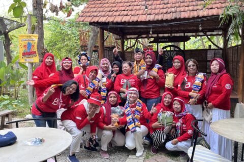 Keceriaan dan kekompakan anggota FIJ Bojonegoro dalam balutan nuansa merah putih saat merayakan momen Agustusan lewat fun games bersama Mbedidhink Outbound di Wakul Cemedhink Trucuk.