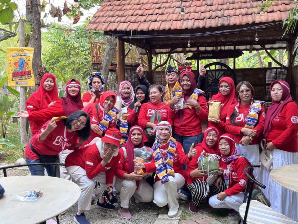 Keceriaan dan kekompakan anggota FIJ Bojonegoro dalam balutan nuansa merah putih saat merayakan momen Agustusan lewat fun games bersama Mbedidhink Outbound di Wakul Cemedhink Trucuk.