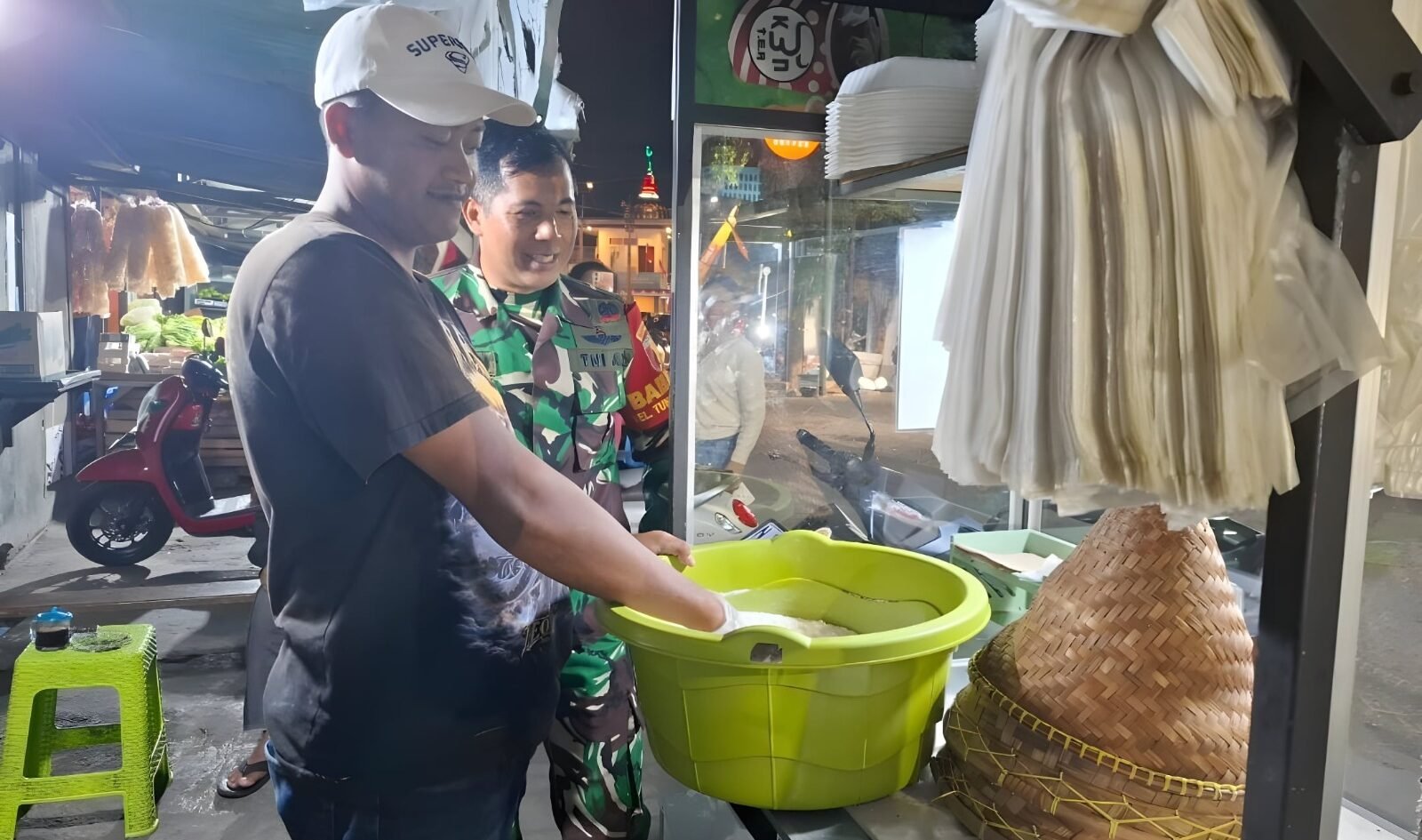 Babinsa Tunggulwulung, Serda Mahmudin, tampak tersenyum hangat saat berdialog dan memberikan motivasi kepada salah satu warga pelaku UMKM yang tengah menyiapkan dagangannya.