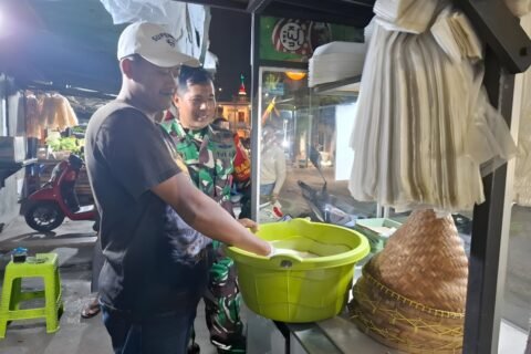 Babinsa Tunggulwulung, Serda Mahmudin, tampak tersenyum hangat saat berdialog dan memberikan motivasi kepada salah satu warga pelaku UMKM yang tengah menyiapkan dagangannya.