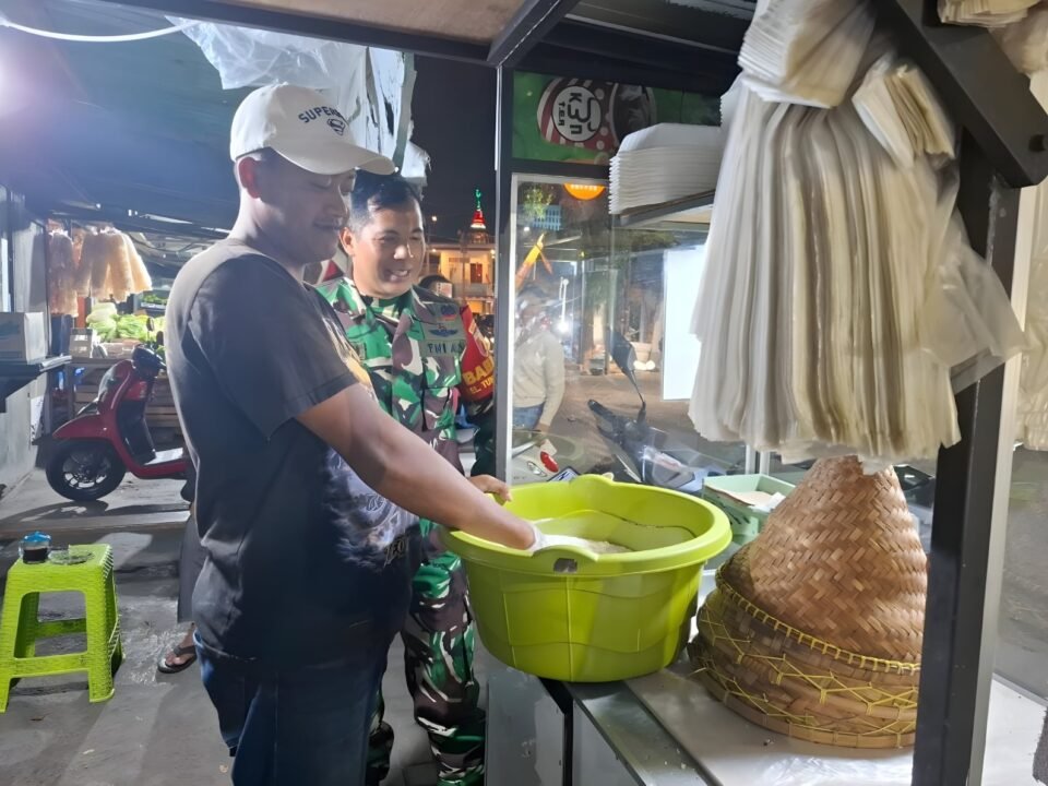 Babinsa Tunggulwulung, Serda Mahmudin, tampak tersenyum hangat saat berdialog dan memberikan motivasi kepada salah satu warga pelaku UMKM yang tengah menyiapkan dagangannya.
