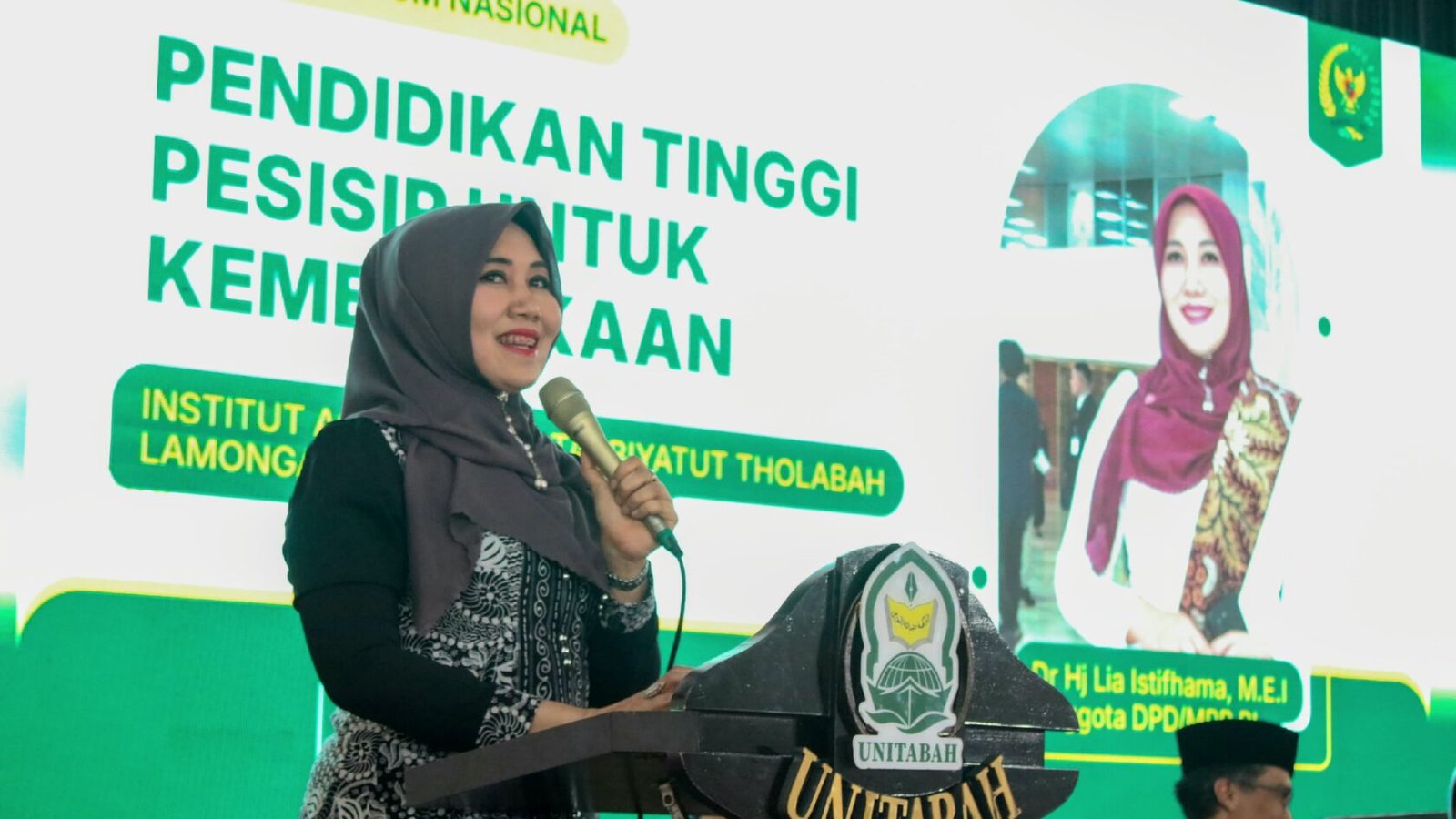 Senator DPD RI, Dr. Hj. Lia Istifhama, S.Sos.I., M.E.I., (pembicara di podium) menyampaikan pidato kebangsaan dalam acara Simposium Nasional bertema "Pendidikan Tinggi Pesisir untuk Kemerdekaan" di UNITABAH Lamongan.