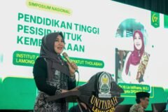 Senator DPD RI, Dr. Hj. Lia Istifhama, S.Sos.I., M.E.I., (pembicara di podium) menyampaikan pidato kebangsaan dalam acara Simposium Nasional bertema "Pendidikan Tinggi Pesisir untuk Kemerdekaan" di UNITABAH Lamongan.