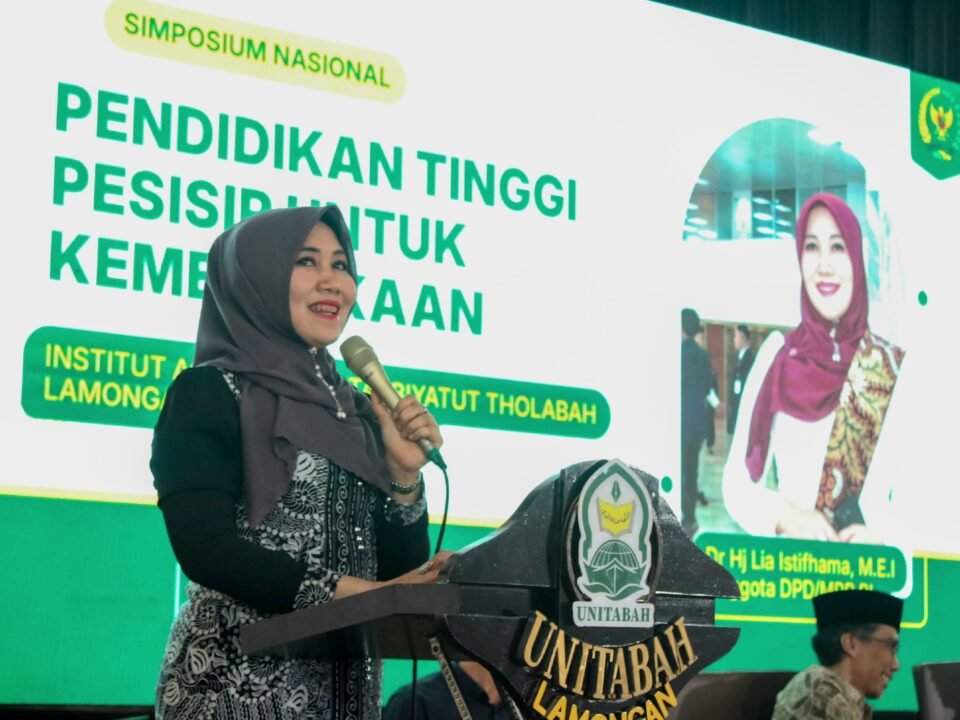 Senator DPD RI, Dr. Hj. Lia Istifhama, S.Sos.I., M.E.I., (pembicara di podium) menyampaikan pidato kebangsaan dalam acara Simposium Nasional bertema "Pendidikan Tinggi Pesisir untuk Kemerdekaan" di UNITABAH Lamongan.