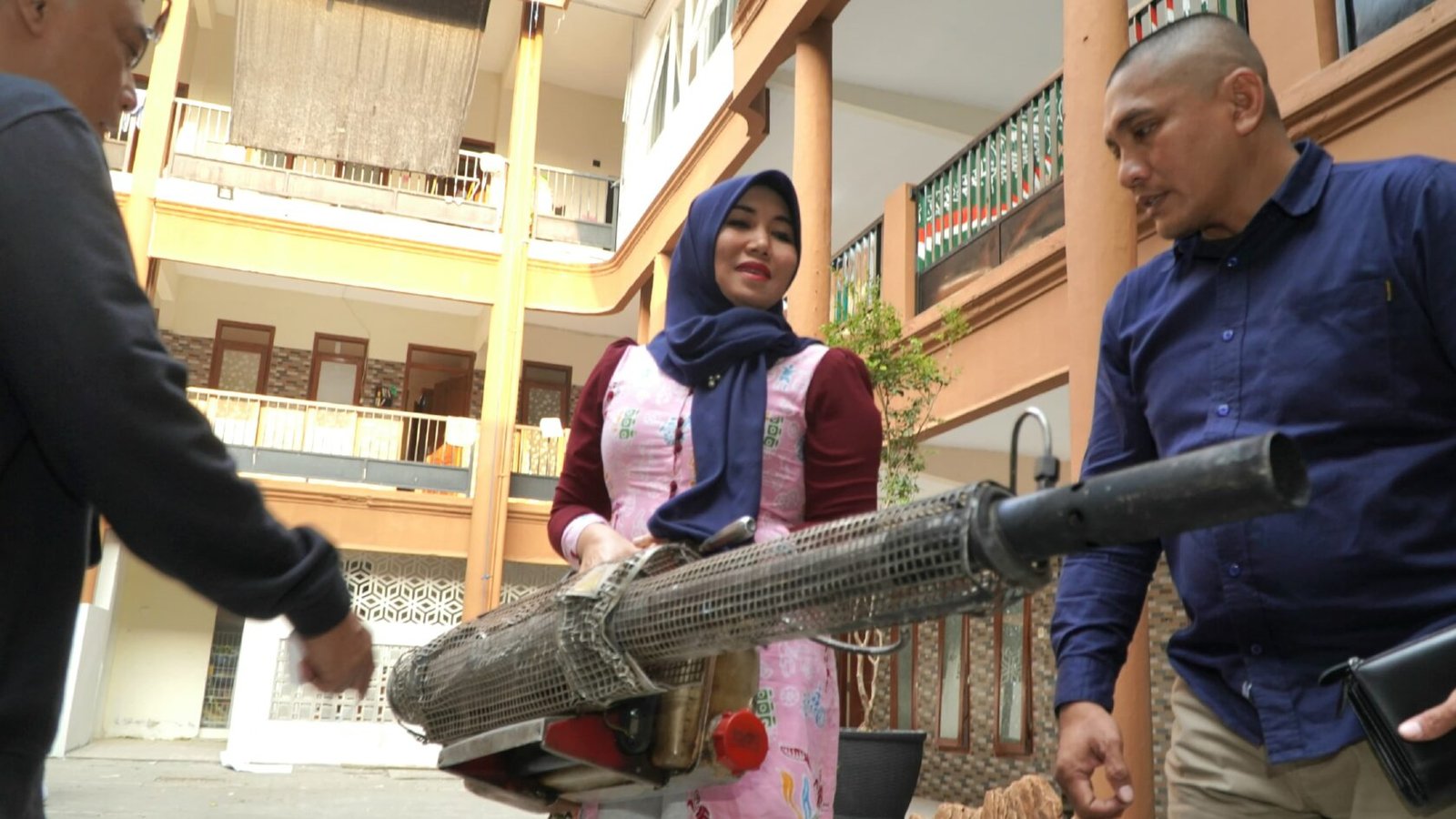 Ning Lia Istifhama saat beraksi langsung mengoperasikan alat fogging dalam rangka antisipasi DBD di area pondok pesantren Jombang, menyambut pelaksanaan Muktamar NU ke-35.