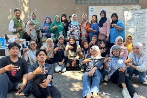 Pembuatan eco-enzyme dari limbah buah oleh KKN UPN Veteran Jawa Timur Kelompok 07 bersama ibu-ibu PKK RW 03 Sawahan