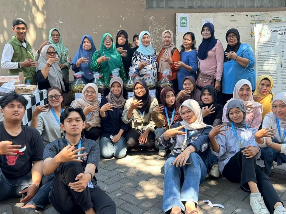 Pembuatan eco-enzyme dari limbah buah oleh KKN UPN Veteran Jawa Timur Kelompok 07 bersama ibu-ibu PKK RW 03 Sawahan