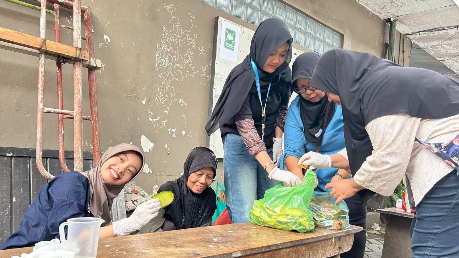Proses pembuatan eco-enzyme oleh Mahasiswa KKN UPN Veteran Jawa Timur Kelompok 07 bersama Ibu-Ibu PKK RW 03 Kelurahan Sawahan