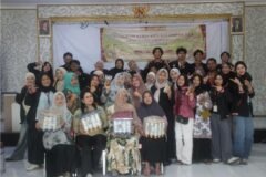 Mahasiswa Kuliah Kerja Nyata (KKN) Berdampak Kelompok 145 Universitas Muhammadiyah Malang (UMM) berfoto bersama warga lokal setelah menyelenggarakan kegiatan sosialisasi program KUBRICK (Pemanfaatan Sampah Plastik Menjadi Kursi Ecobrick.