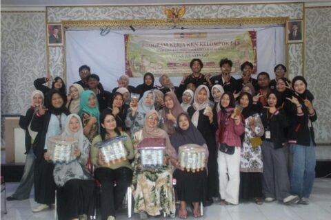 Mahasiswa Kuliah Kerja Nyata (KKN) Berdampak Kelompok 145 Universitas Muhammadiyah Malang (UMM) berfoto bersama warga lokal setelah menyelenggarakan kegiatan sosialisasi program KUBRICK (Pemanfaatan Sampah Plastik Menjadi Kursi Ecobrick.