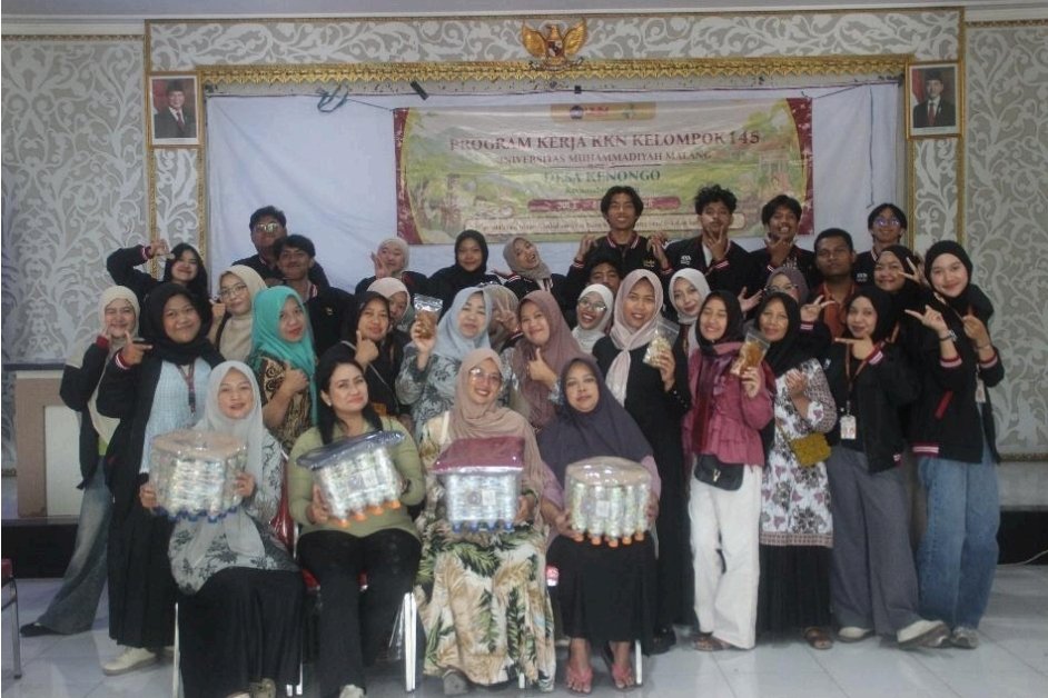Mahasiswa Kuliah Kerja Nyata (KKN) Berdampak Kelompok 145 Universitas Muhammadiyah Malang (UMM) berfoto bersama warga lokal setelah menyelenggarakan kegiatan sosialisasi program KUBRICK (Pemanfaatan Sampah Plastik Menjadi Kursi Ecobrick.
