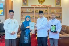 Kepala MAN 2 Kota Malang, Dr. Samsudin, M.Pd. (paling kiri), mendampingi momen penyerahan cendera mata berupa buku dan plakat kenang-kenangan bersama perwakilan delegasi Pondok Pesantren Al-Ikhlas Ujung Bone pada sela-sela kegiatan studi inspirasi.
