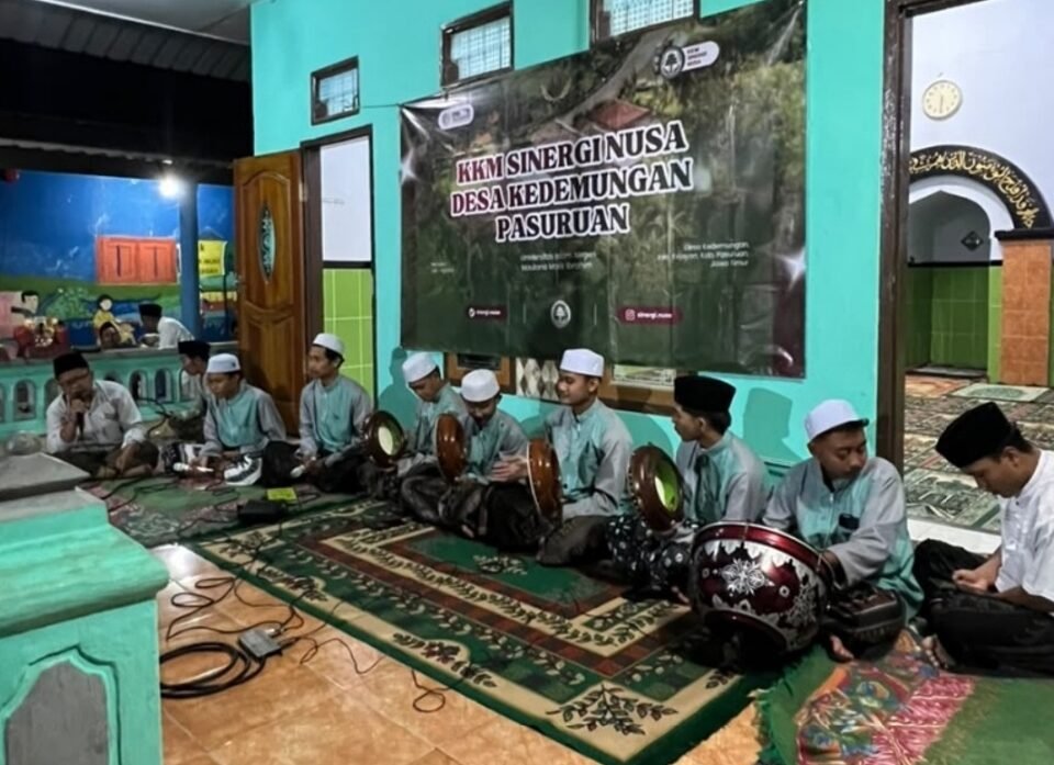Penampilan grup sholawat Al-Banjari turut menggema dan menambah kesakralan acara penarikan mahasiswa KKM Sinergi Nusa UIN Malang yang dirangkai dengan peringatan Maulid Nabi di Desa Kedemungan