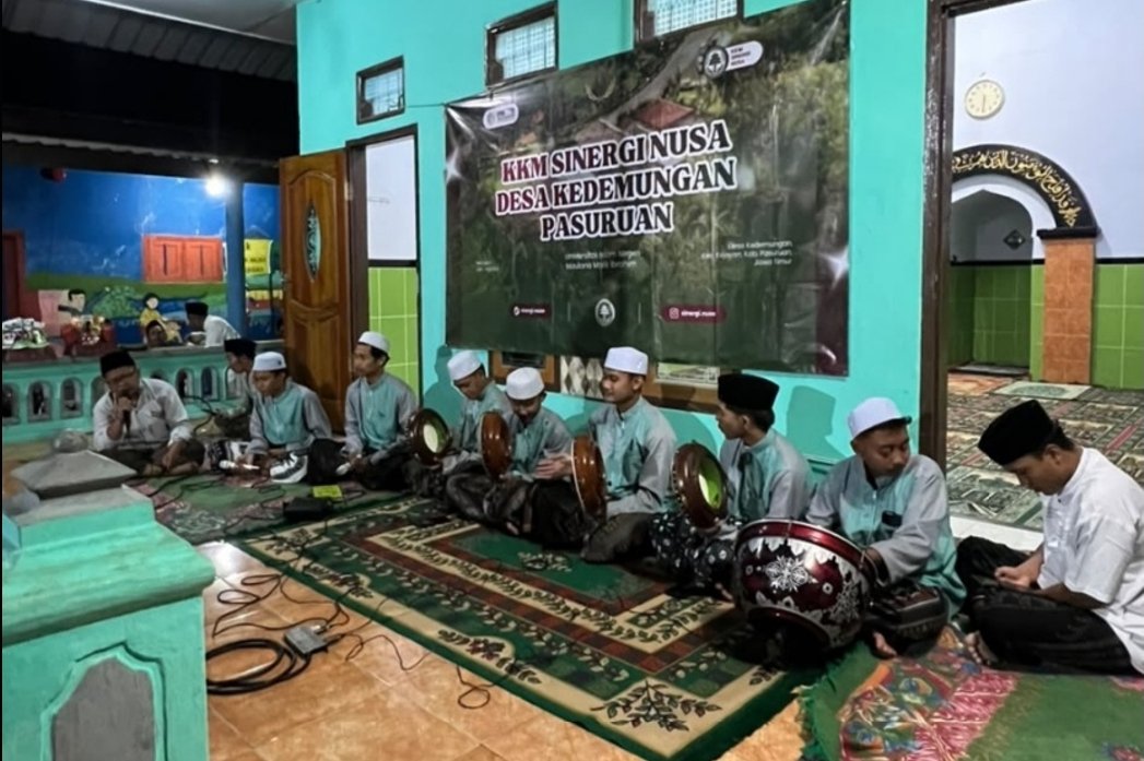 Penampilan grup sholawat Al-Banjari turut menggema dan menambah kesakralan acara penarikan mahasiswa KKM Sinergi Nusa UIN Malang yang dirangkai dengan peringatan Maulid Nabi di Desa Kedemungan
