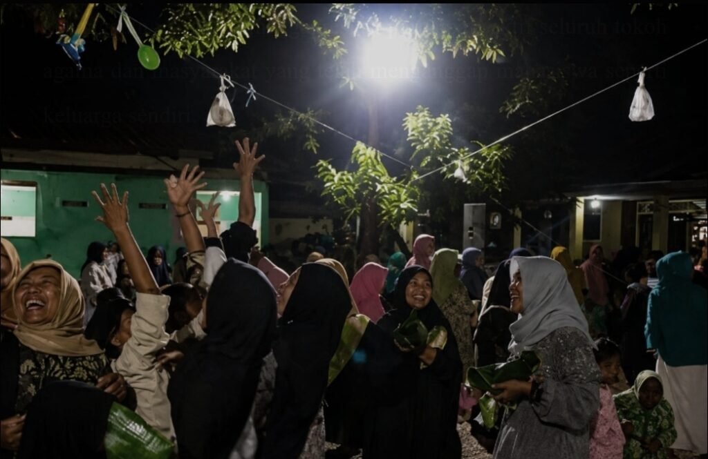 Potret antusiasme dan kegembiraan warga beserta anak-anak Desa Kedemungan yang memadati lokasi acara perpisahan mahasiswa KKM UIN Malang hingga penghujung acara.