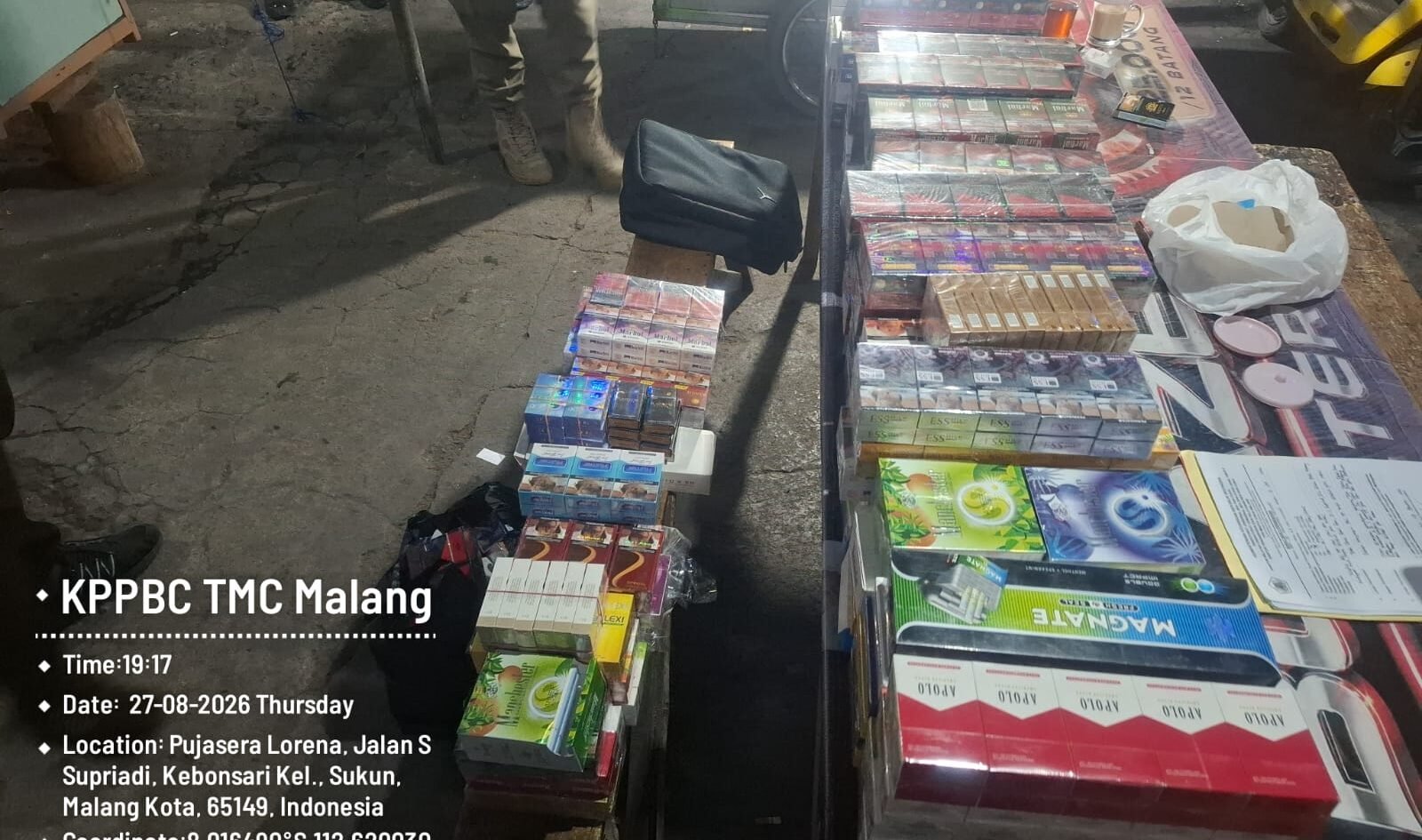 Barang bukti tumpukan berbagai merek rokok ilegal tanpa pita cukai yang berhasil disita oleh tim gabungan Bea Cukai dan Pemkot Malang di kawasan Pujasera Lorena, Jalan S. Supriadi, Kecamatan Sukun, pada Kamis (27/8) malam.