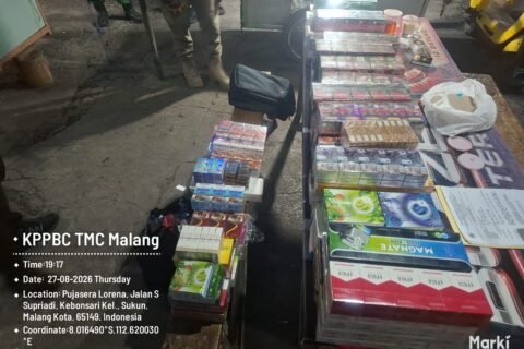 Barang bukti tumpukan berbagai merek rokok ilegal tanpa pita cukai yang berhasil disita oleh tim gabungan Bea Cukai dan Pemkot Malang di kawasan Pujasera Lorena, Jalan S. Supriadi, Kecamatan Sukun, pada Kamis (27/8) malam.