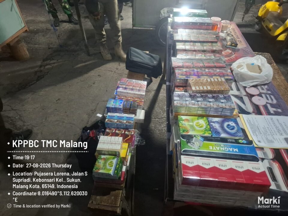 Barang bukti tumpukan berbagai merek rokok ilegal tanpa pita cukai yang berhasil disita oleh tim gabungan Bea Cukai dan Pemkot Malang di kawasan Pujasera Lorena, Jalan S. Supriadi, Kecamatan Sukun, pada Kamis (27/8) malam.