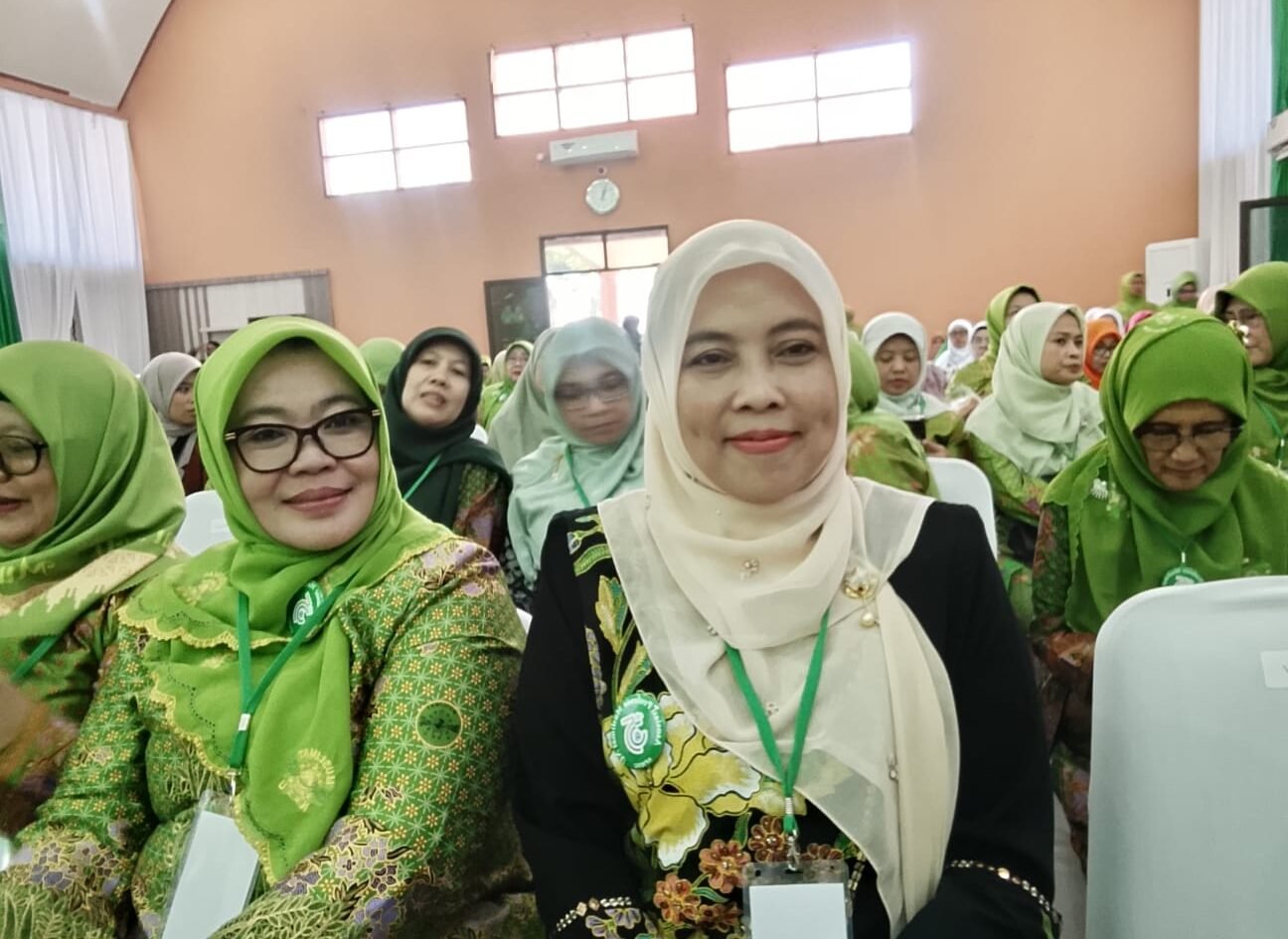 Rektor UIN Malang, Prof Ilfi Nur Diana (kanan), berfoto bersama peserta saat menghadiri agenda Semnas dan Bahtsul Masail APMNU di SMKN 1 Jombang