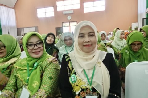 Rektor UIN Malang, Prof Ilfi Nur Diana (kanan), berfoto bersama peserta saat menghadiri agenda Semnas dan Bahtsul Masail APMNU di SMKN 1 Jombang