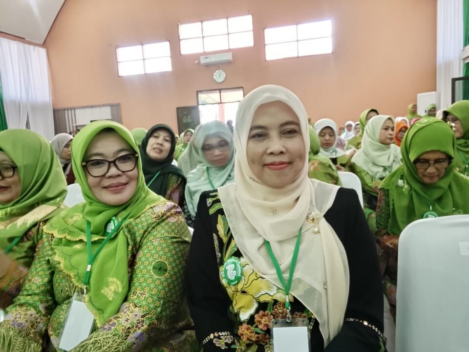 Rektor UIN Malang, Prof Ilfi Nur Diana (kanan), berfoto bersama peserta saat menghadiri agenda Semnas dan Bahtsul Masail APMNU di SMKN 1 Jombang