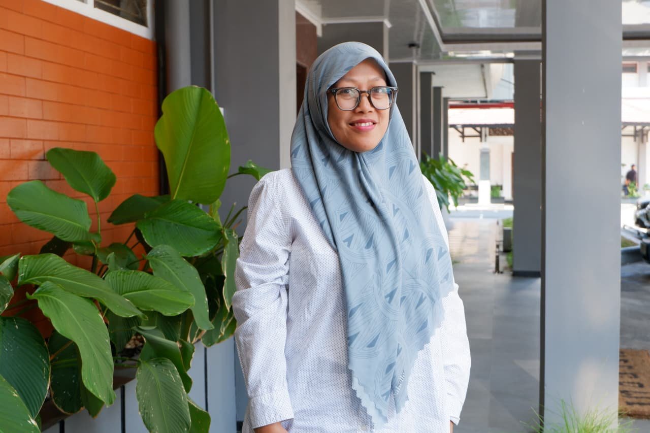 Dr. Anitarakhmi Handaratri, ST., MT., Dosen Teknik Kimia ITN Malang yang sukses mengembangkan teknologi nanopartikel kurkumin untuk memaksimalkan daya serap kunyit dan temulawak bagi kesehatan tubuh.