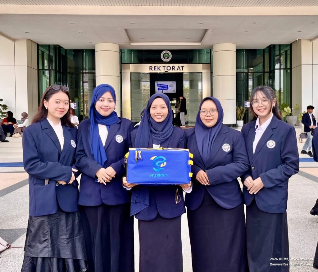 Tim Program Kreativitas Mahasiswa (PKM) Universitas Negeri Malang (UM) berpose menunjukkan wujud produk HUSKIVA BAG, inovasi tas penyimpan ikan ramah lingkungan berbahan insulasi sabut kelapa.