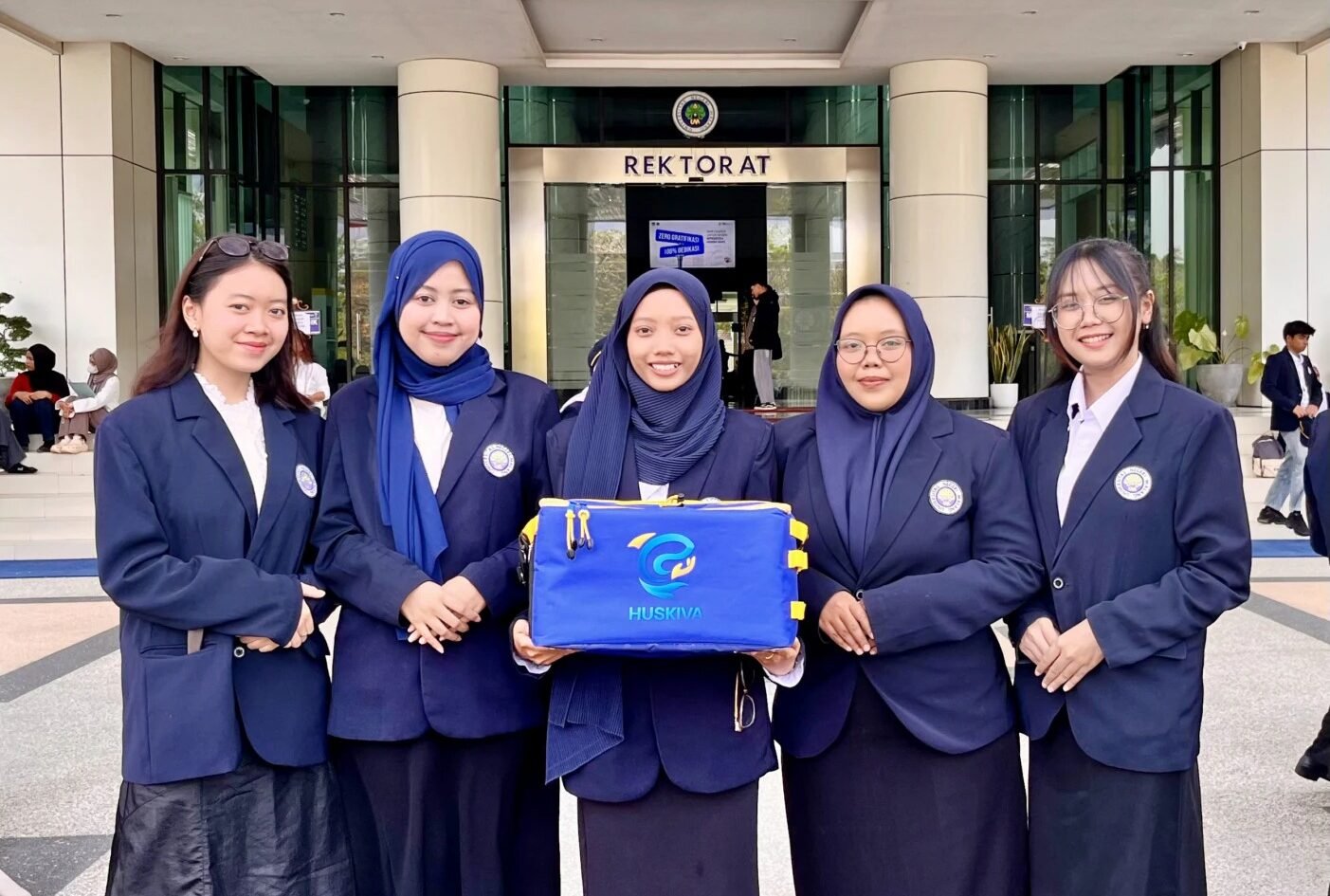 Tim Program Kreativitas Mahasiswa (PKM) Universitas Negeri Malang (UM) berpose menunjukkan wujud produk HUSKIVA BAG, inovasi tas penyimpan ikan ramah lingkungan berbahan insulasi sabut kelapa.
