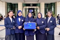 Tim Program Kreativitas Mahasiswa (PKM) Universitas Negeri Malang (UM) berpose menunjukkan wujud produk HUSKIVA BAG, inovasi tas penyimpan ikan ramah lingkungan berbahan insulasi sabut kelapa.