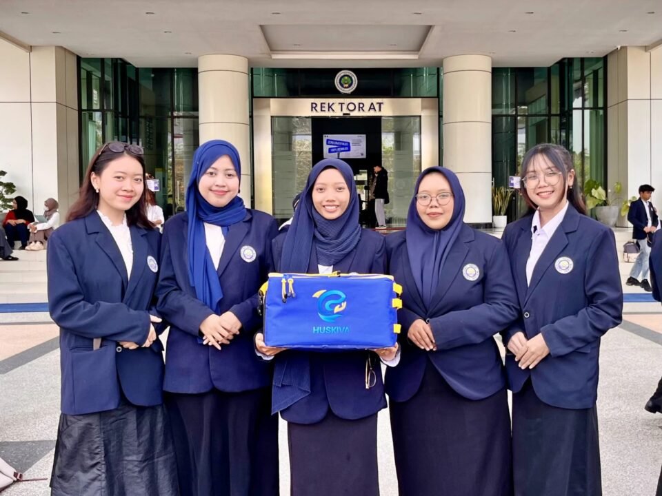 Tim Program Kreativitas Mahasiswa (PKM) Universitas Negeri Malang (UM) berpose menunjukkan wujud produk HUSKIVA BAG, inovasi tas penyimpan ikan ramah lingkungan berbahan insulasi sabut kelapa.