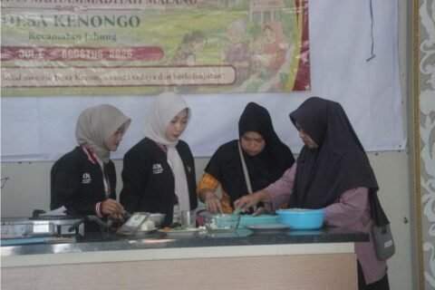 Mahasiswa Kuliah Kerja Nyata (KKN) Berdampak Kelompok 145 Universitas Muhammadiyah Malang (UMM) saat mempraktikkan langkah-langkah pembuatan KRIPCA di hadapan warga secara sistematis
