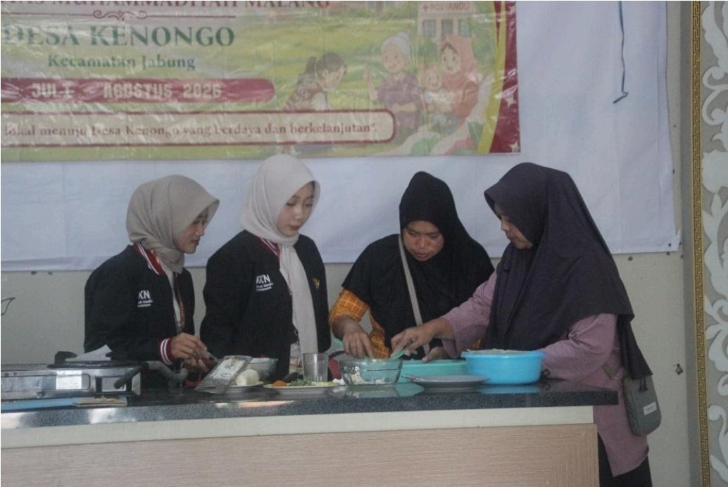 Mahasiswa Kuliah Kerja Nyata (KKN) Berdampak Kelompok 145 Universitas Muhammadiyah Malang (UMM) saat mempraktikkan langkah-langkah pembuatan KRIPCA di hadapan warga secara sistematis
