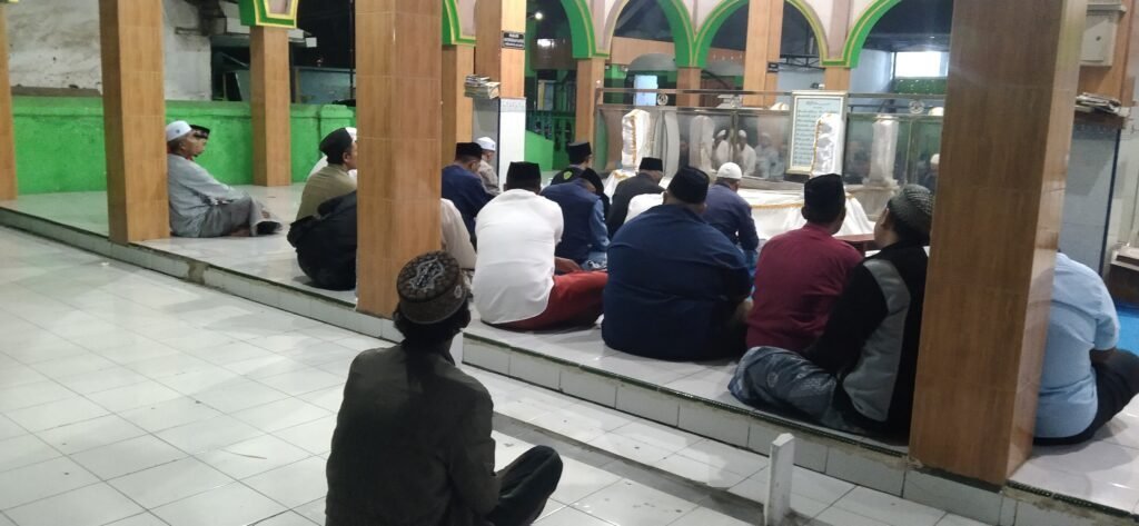 Dalam rangka memperingati Maulid Nabi Muhammad SAW, 12 Rabiul Awal 1448 H, Jamaah Sabilul Khoir ST Nyel Pasuruan Kota di bawah pimpinan Gus Mufid Abu Amar menggelar pembacaan “Shollallahu ‘ala Muhammad” sebanyak 11.000 kali di Makam Mbah Slagah.