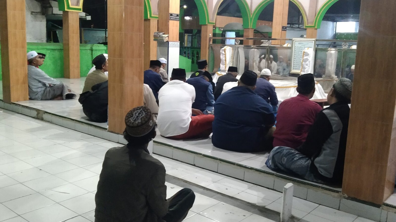 Dalam rangka memperingati Maulid Nabi Muhammad SAW, 12 Rabiul Awal 1448 H, Jamaah Sabilul Khoir ST Nyel Pasuruan Kota di bawah pimpinan Gus Mufid Abu Amar menggelar pembacaan “Shollallahu ‘ala Muhammad” sebanyak 11.000 kali di Makam Mbah Slagah.