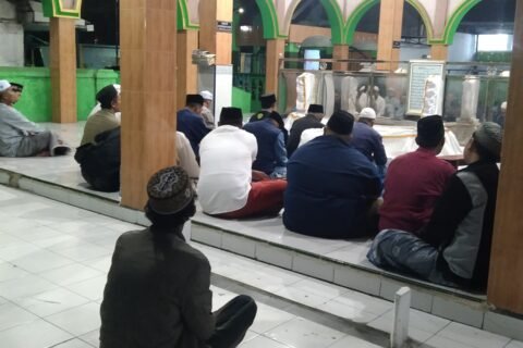 Dalam rangka memperingati Maulid Nabi Muhammad SAW, 12 Rabiul Awal 1448 H, Jamaah Sabilul Khoir ST Nyel Pasuruan Kota di bawah pimpinan Gus Mufid Abu Amar menggelar pembacaan “Shollallahu ‘ala Muhammad” sebanyak 11.000 kali di Makam Mbah Slagah.