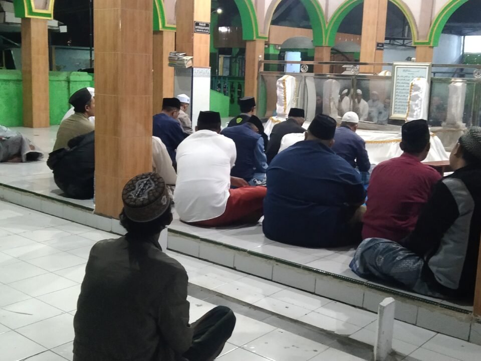 Dalam rangka memperingati Maulid Nabi Muhammad SAW, 12 Rabiul Awal 1448 H, Jamaah Sabilul Khoir ST Nyel Pasuruan Kota di bawah pimpinan Gus Mufid Abu Amar menggelar pembacaan “Shollallahu ‘ala Muhammad” sebanyak 11.000 kali di Makam Mbah Slagah.