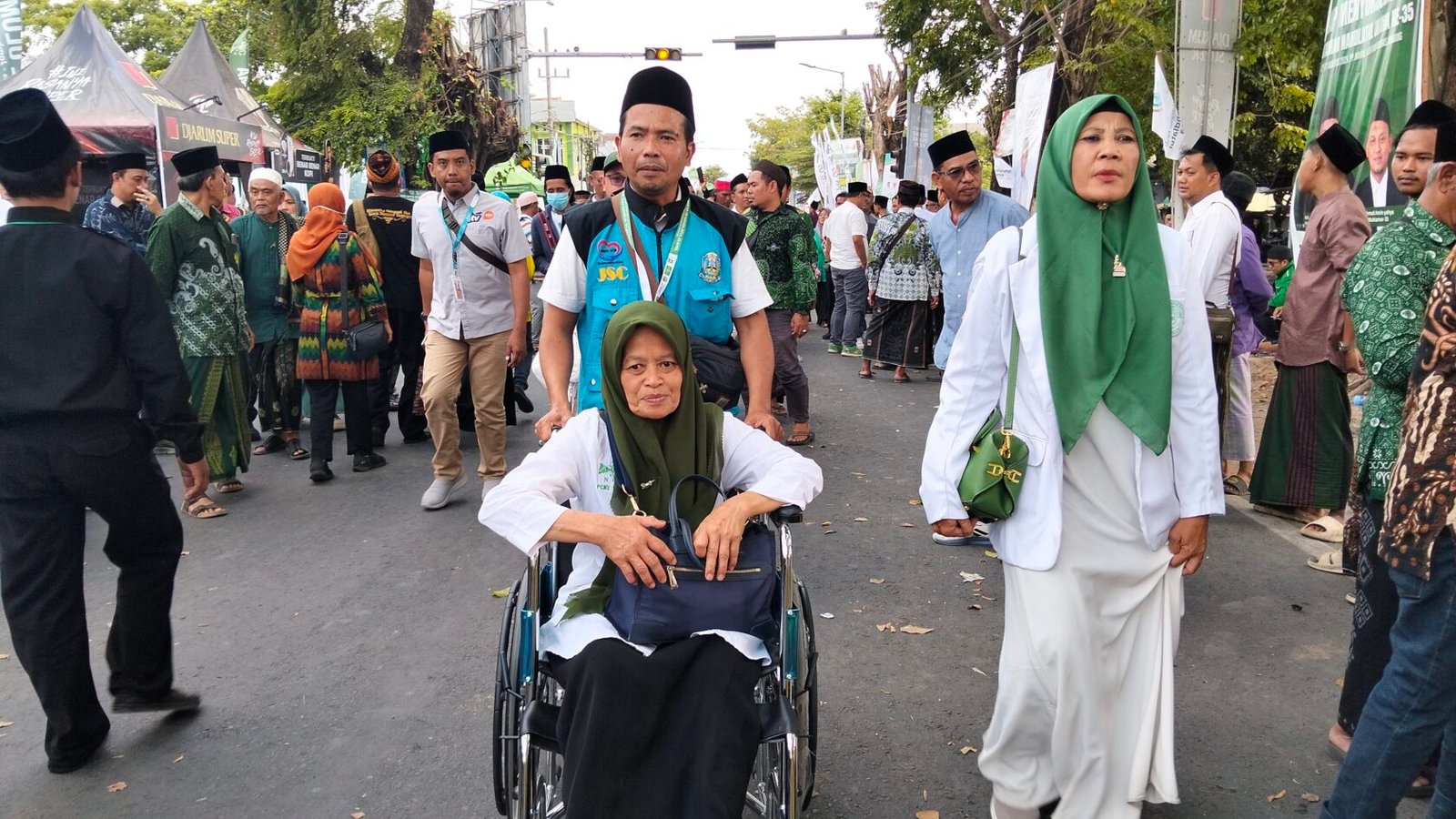 Jatim Social Care mendorong Lansia menggunakan kursi roda ke area muktamar