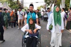 Jatim Social Care mendorong Lansia menggunakan kursi roda ke area muktamar
