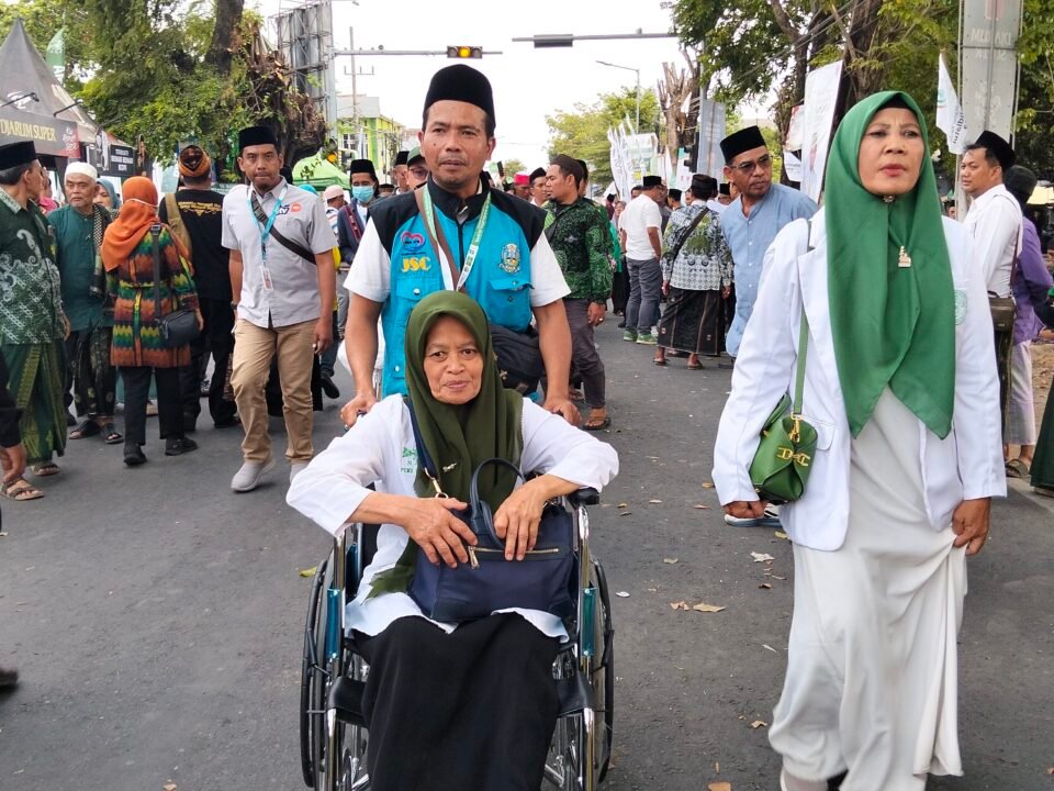 Jatim Social Care mendorong Lansia menggunakan kursi roda ke area muktamar