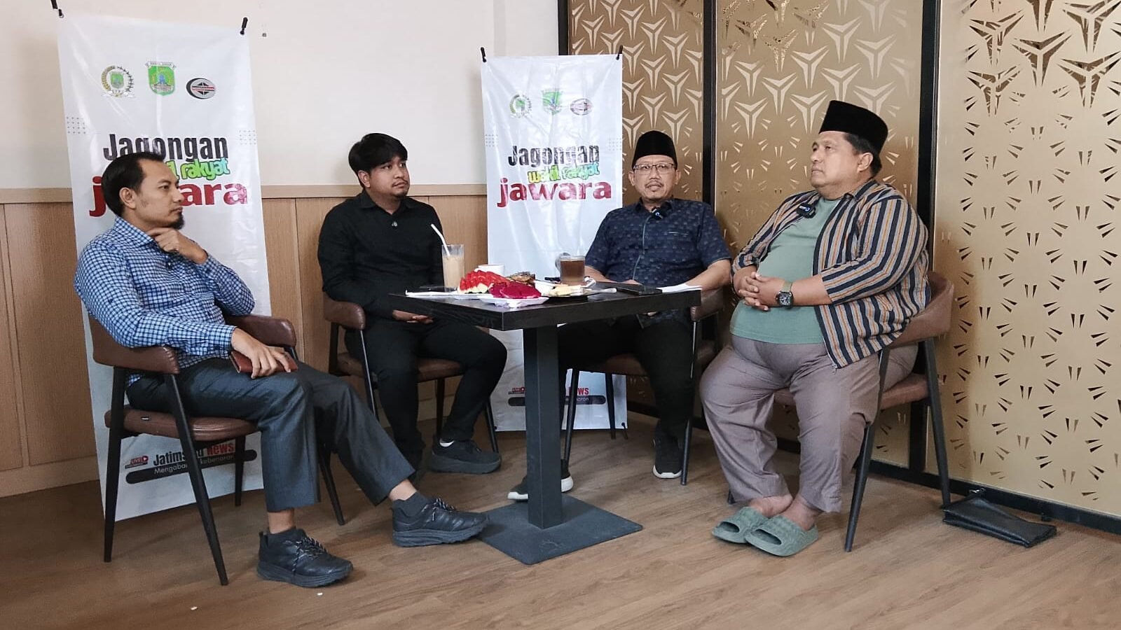 Jawara, Jagongan Wakil Rakyat komisi 3 DPRD Kabupaten Pasuruan Adib Ghoni Atqon, M Aidzin Utama, Sudiono Fauzan dan Host Gus Ahmad Bayhaqi Kadmi di Kafe Dalwa Bangil