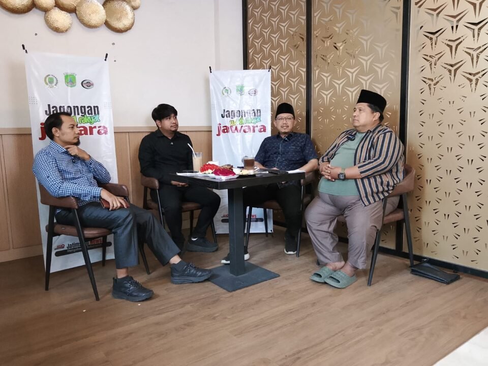 Jawara, Jagongan Wakil Rakyat komisi 3 DPRD Kabupaten Pasuruan Adib Ghoni Atqon, M Aidzin Utama, Sudiono Fauzan dan Host Gus Ahmad Bayhaqi Kadmi di Kafe Dalwa Bangil