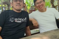 Senyum bahagia mengiringi momen perjumpaan kembali H. Antok Koesharjanto dengan sahabat sekaligus rekan bisnis lamanya, Pak Deny Lalitan, saat menghabiskan waktu santai di Wakul Cemedhink.