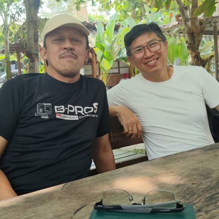 Senyum bahagia mengiringi momen perjumpaan kembali H. Antok Koesharjanto dengan sahabat sekaligus rekan bisnis lamanya, Pak Deny Lalitan, saat menghabiskan waktu santai di Wakul Cemedhink.