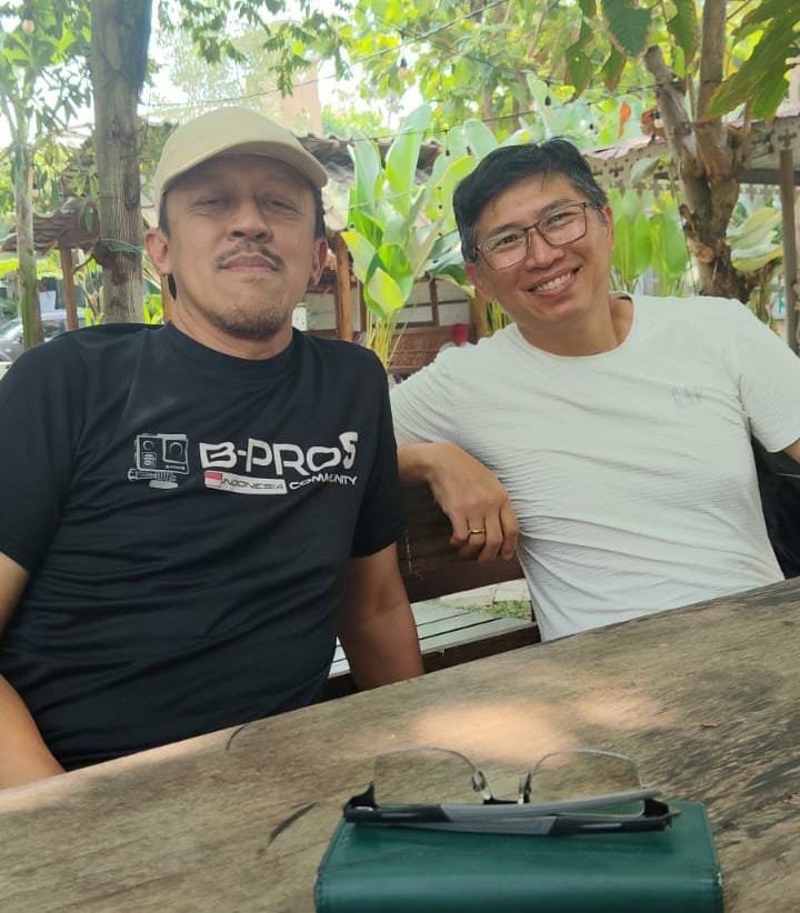 Senyum bahagia mengiringi momen perjumpaan kembali H. Antok Koesharjanto dengan sahabat sekaligus rekan bisnis lamanya, Pak Deny Lalitan, saat menghabiskan waktu santai di Wakul Cemedhink.