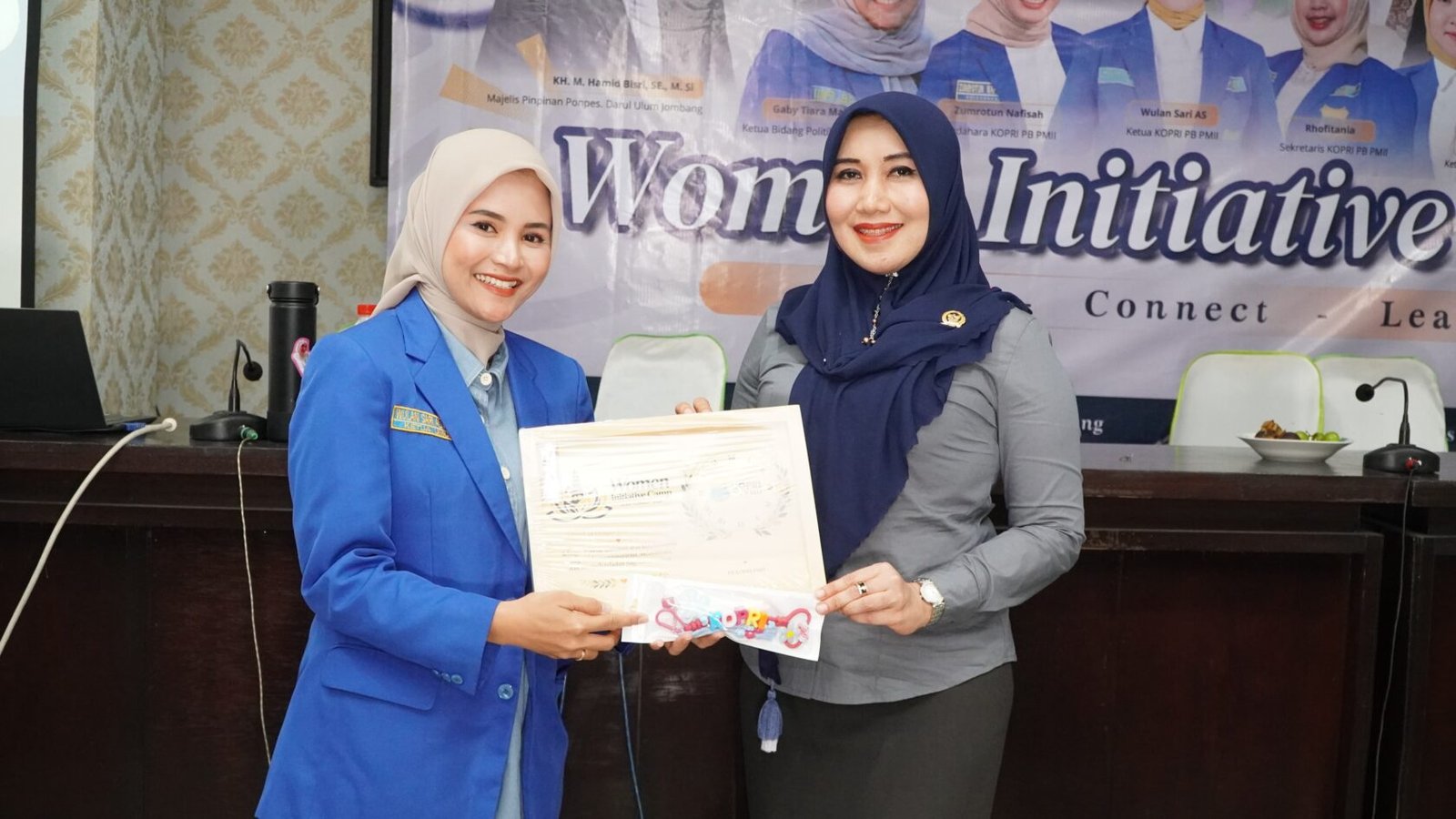Anggota DPD RI Jawa Timur, Lia Istifhama (kanan), menerima plakat penghargaan dari Ketua PB Kopri PMII Wulansari Aliyatus Sholihah (kiri) seusai menjadi narasumber dalam acara Wonder Initiative Camp di Pondok Pesantren Darul Ulum, Jombang.