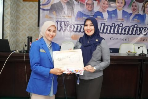 Anggota DPD RI Jawa Timur, Lia Istifhama (kanan), menerima plakat penghargaan dari Ketua PB Kopri PMII Wulansari Aliyatus Sholihah (kiri) seusai menjadi narasumber dalam acara Wonder Initiative Camp di Pondok Pesantren Darul Ulum, Jombang.