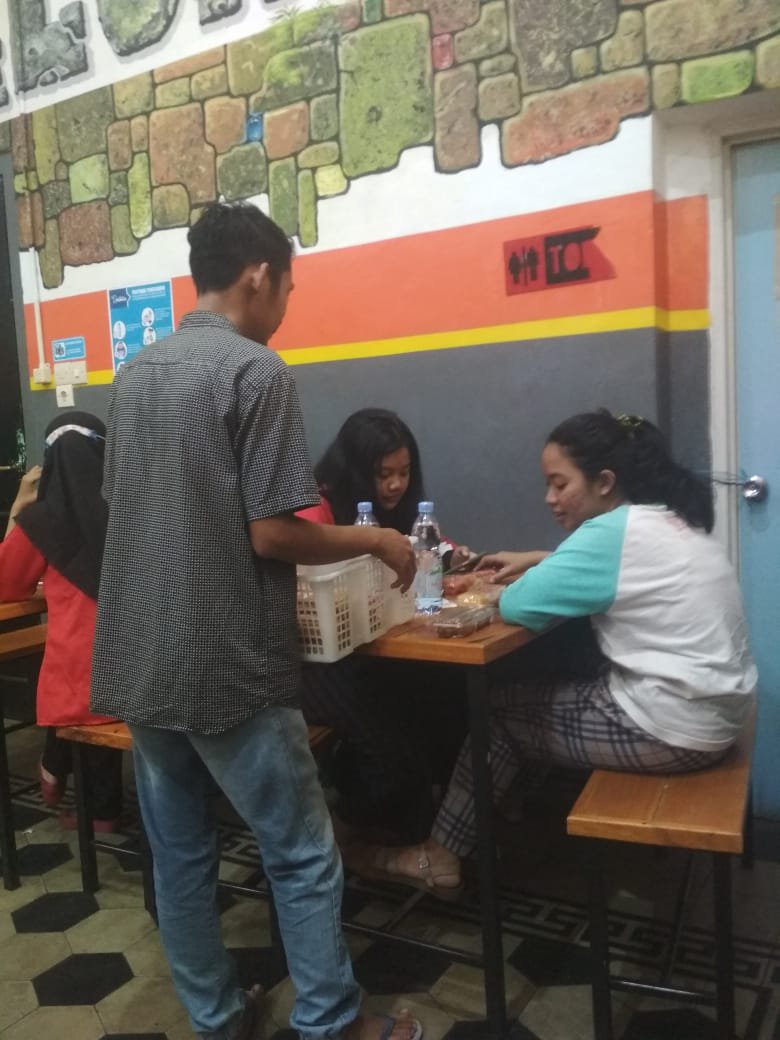 Lelaki Muda Penjual Gorengan Kota Pasuruan Itu Sedang Menanti Ijazah S2